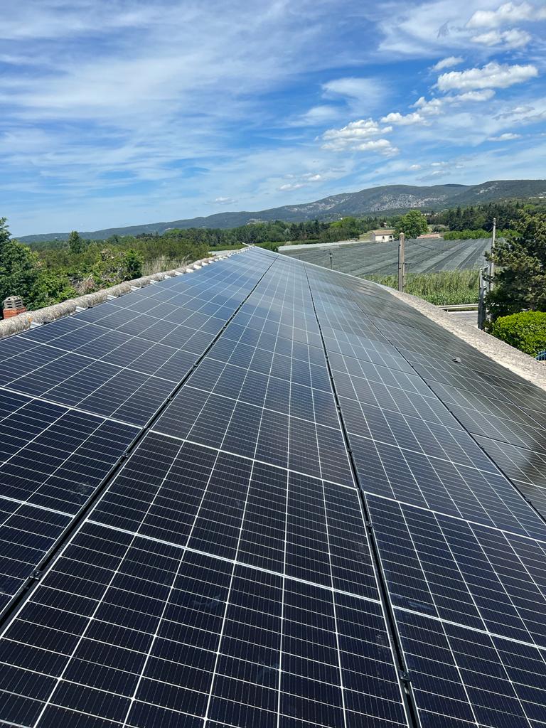 Photo d'une installation de panneaux solaires photovoltaïques par la société Hemi Photovoltaïque à Lagnes