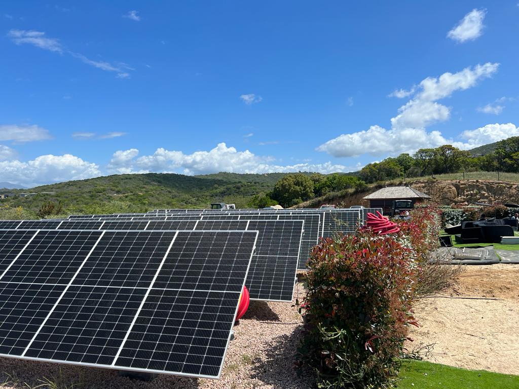 Photo d'une installation de panneaux solaires photovoltaïques par la société Hemi Photovoltaïque en Corses