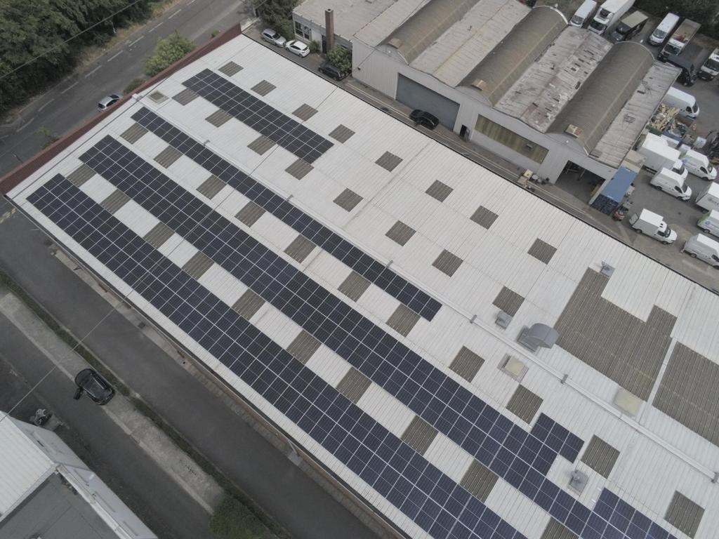 Photo d'une installation de panneaux solaires photovoltaïques par la société Hemi Photovoltaïque en région parisienne