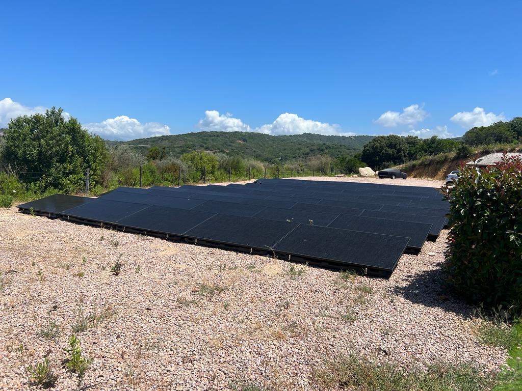 Photo d'une installation de panneaux solaires photovoltaïques par la société Hemi Photovoltaïque en Corse