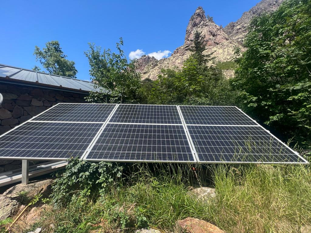 Photo d'une installation de panneaux solaires photovoltaïques par la société Hemi Photovoltaïque en Corse du Sud