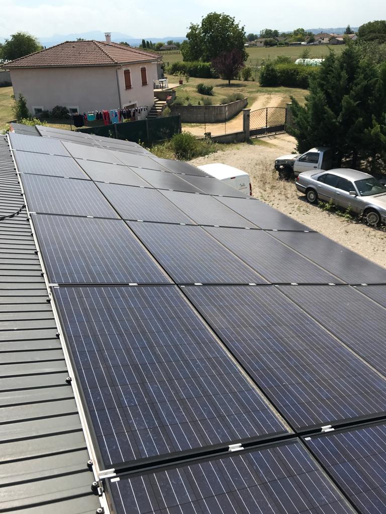 Photo d'une installation de panneaux solaires photovoltaïques par la société Hemi Photovoltaïque à Les Amayères